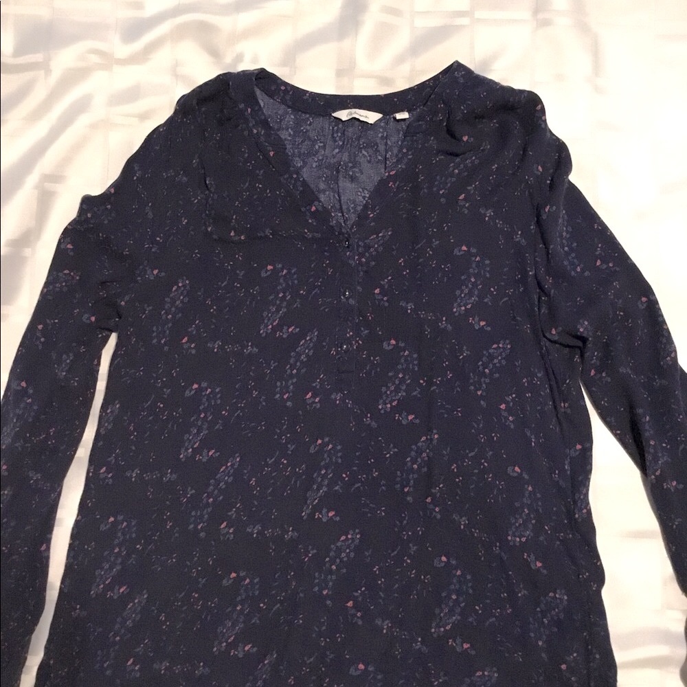 Reitmans navy blue top with little pink flowers